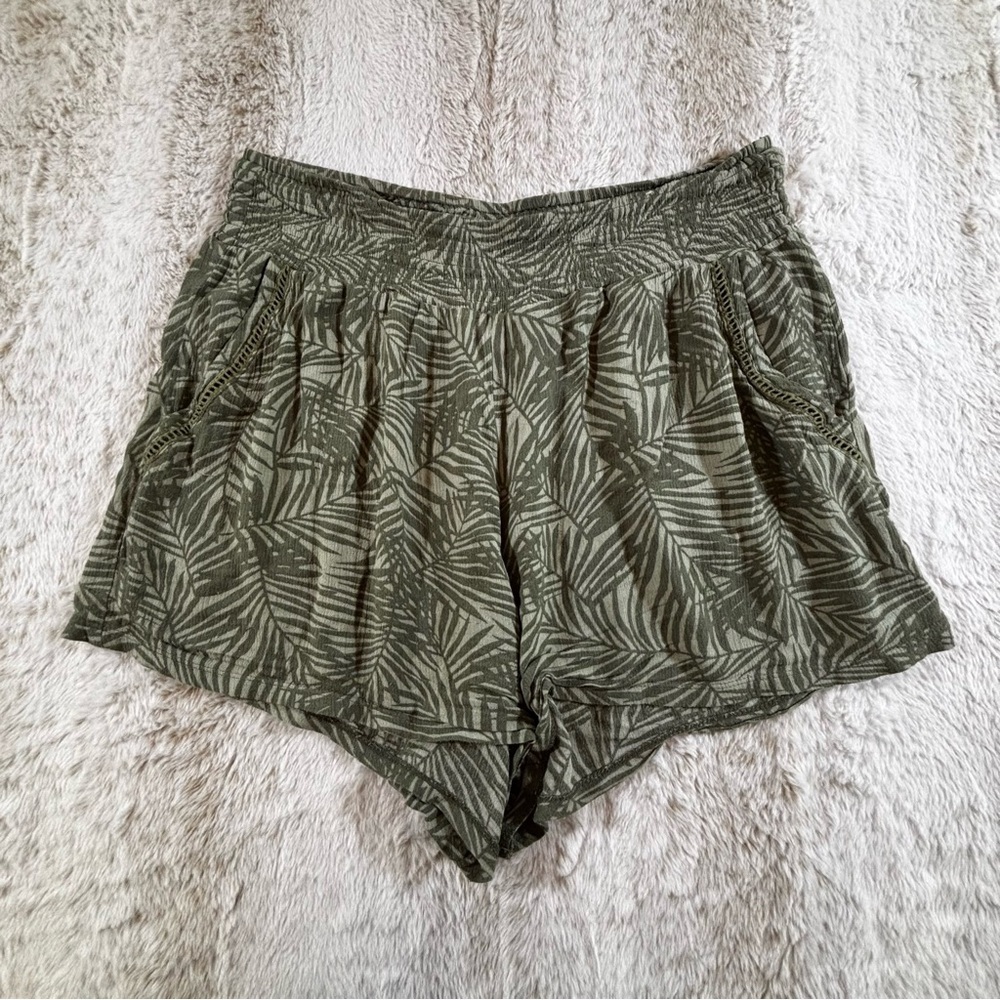 Three Dots Green Palm Print Rayon Shorts Size M